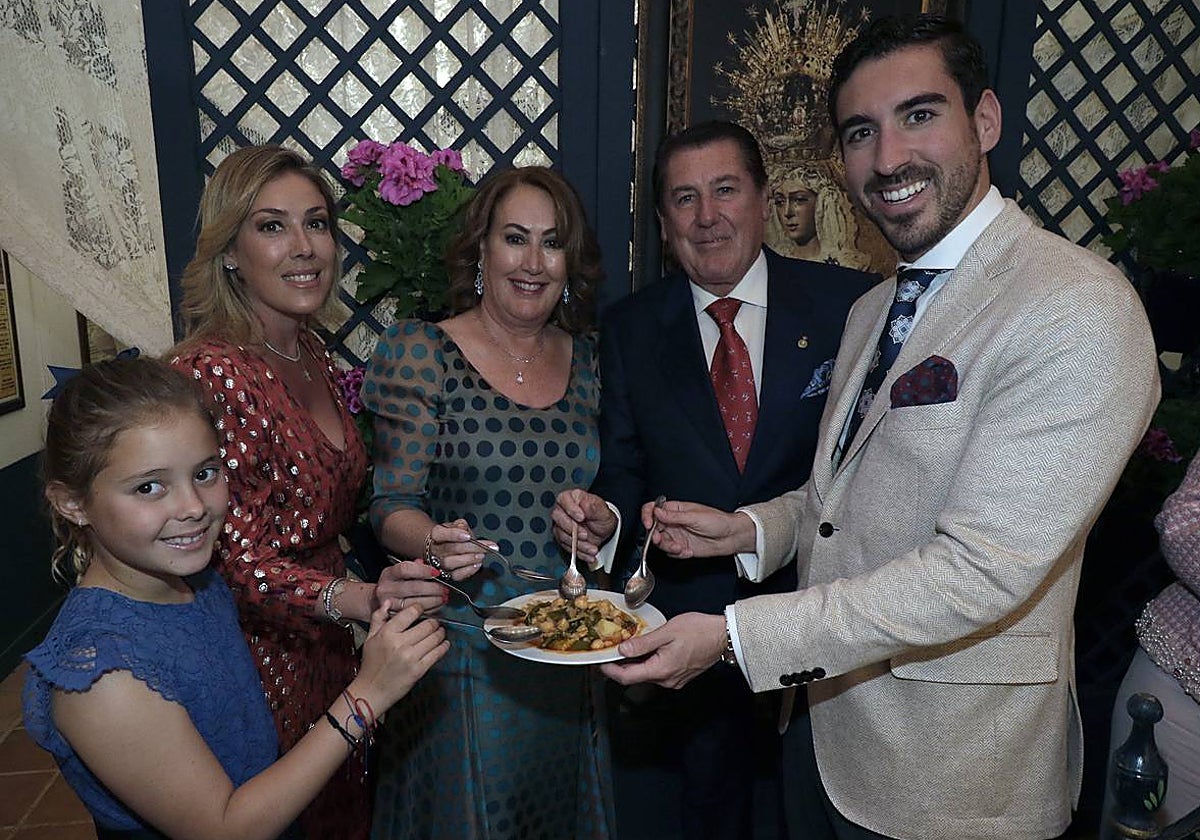 Miguel Gallego, junto a su familia, disfrutando de su tradicional potaje en su caseta