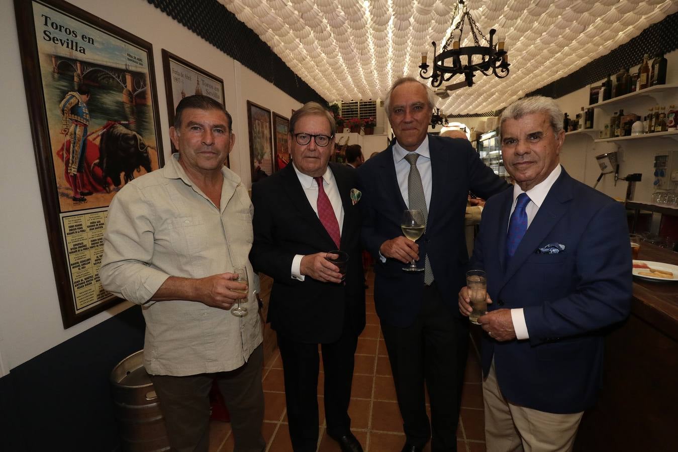 Antonio Pallarles, Emilio Muñoz, Gonzalo Álvarez y Floro San Agapito, en la recepción de la caseta de Miguel Gallego