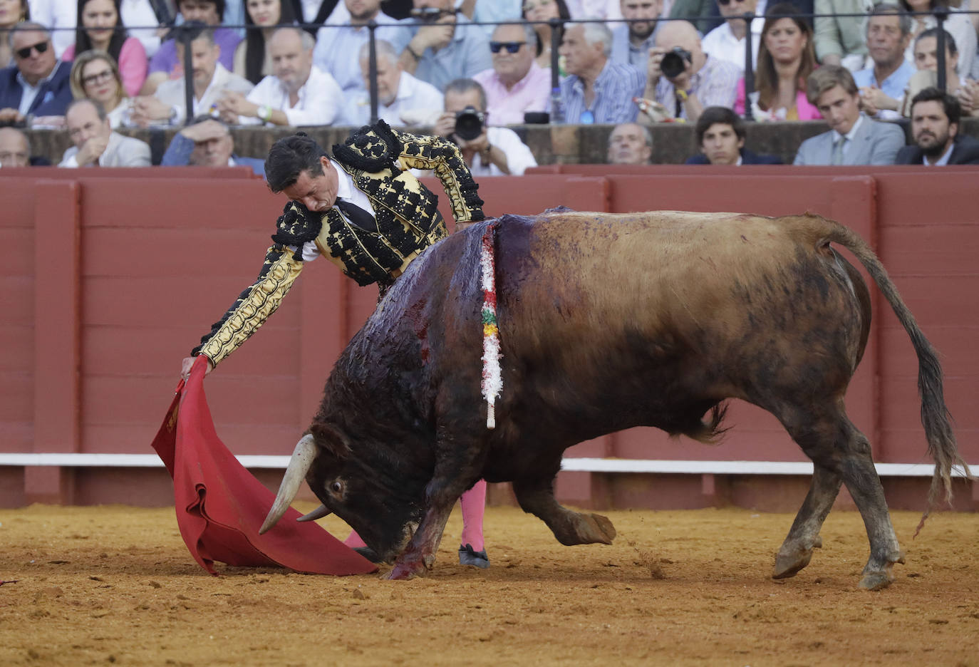 Diego Urdiales durante la corrida de Núñez del Cuvillo en la Maestranza de Sevilla