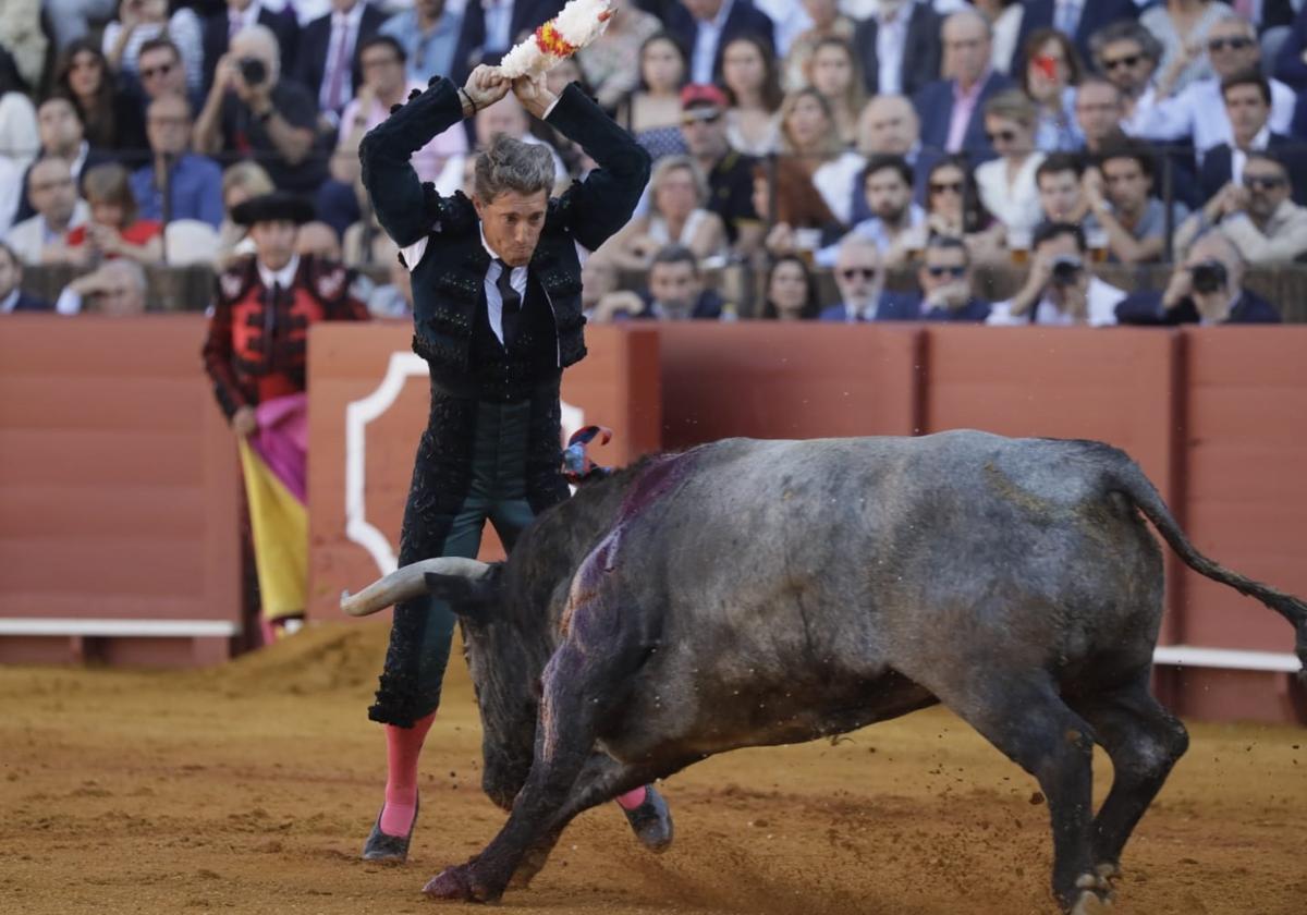 Manuel Escribano le cortó las dos orejas a «Patatero» y se convirtió en el triunfador de la tarde