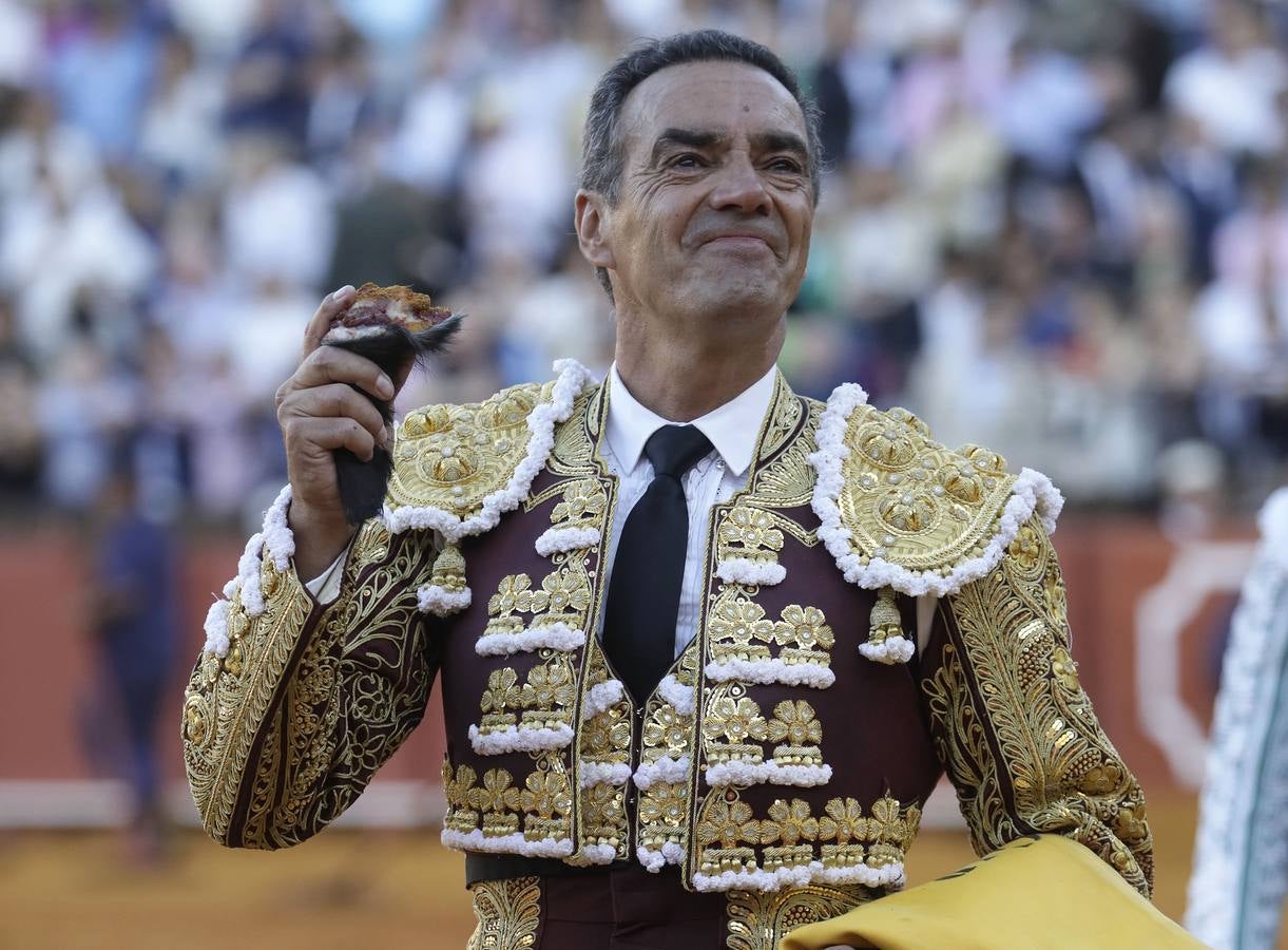  Manuel Jesús 'El Cid', con la oreja que ha cortado en la plaza de toros de Sevilla