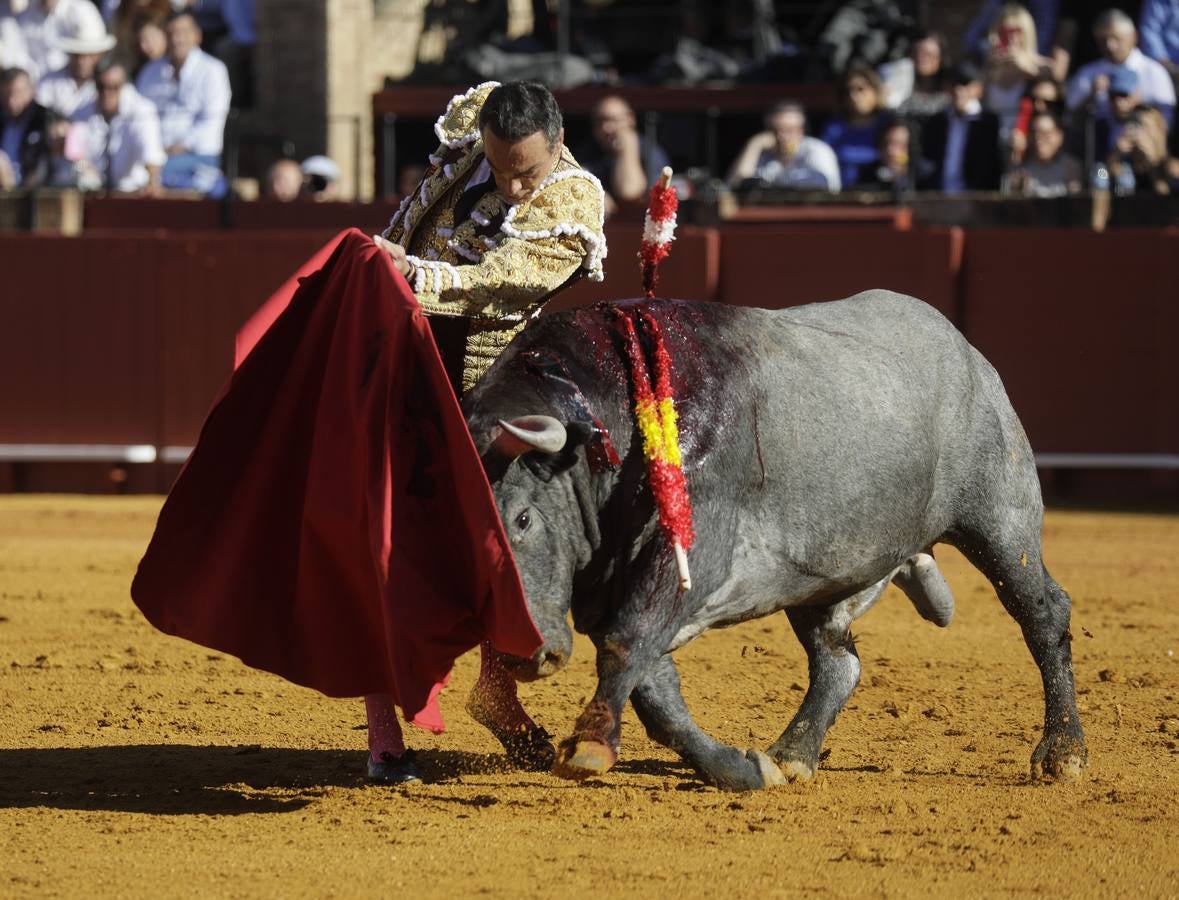 Faena de Manuel Jesús 'El Cid', en la plaza de toros de Sevilla