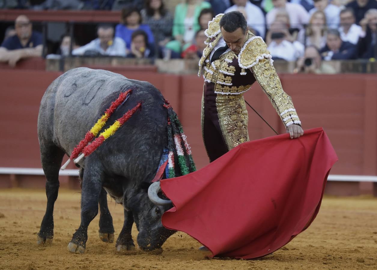 Faena de Manuel Jesús 'El Cid', en la plaza de toros de Sevilla