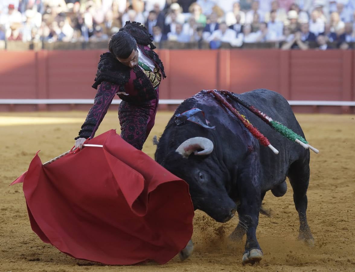 Faena de Emilio de Justo, en la plaza de toros de Sevilla