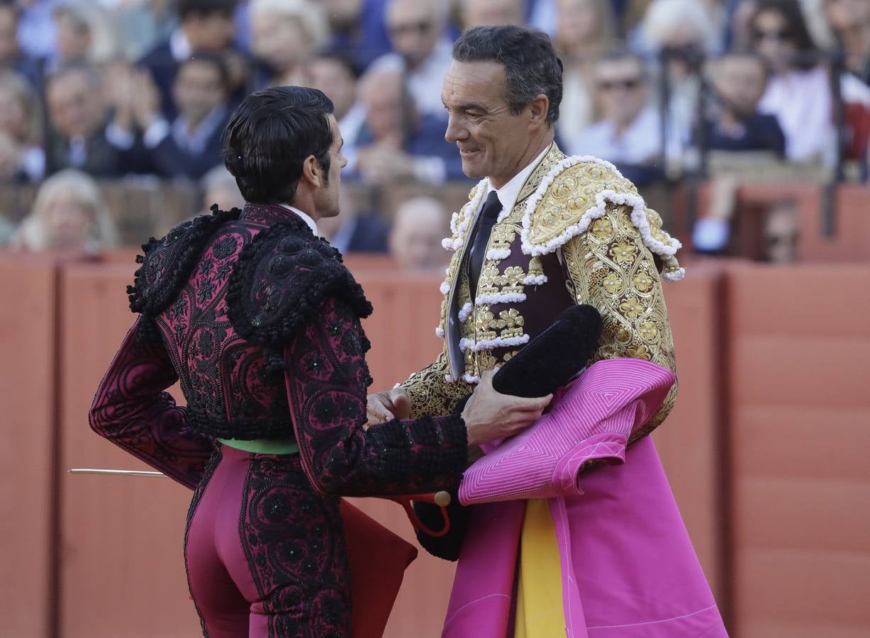 Emilio de Justo conversa con Manuel Jesús 'El Cid', en la plaza de toros de Sevilla