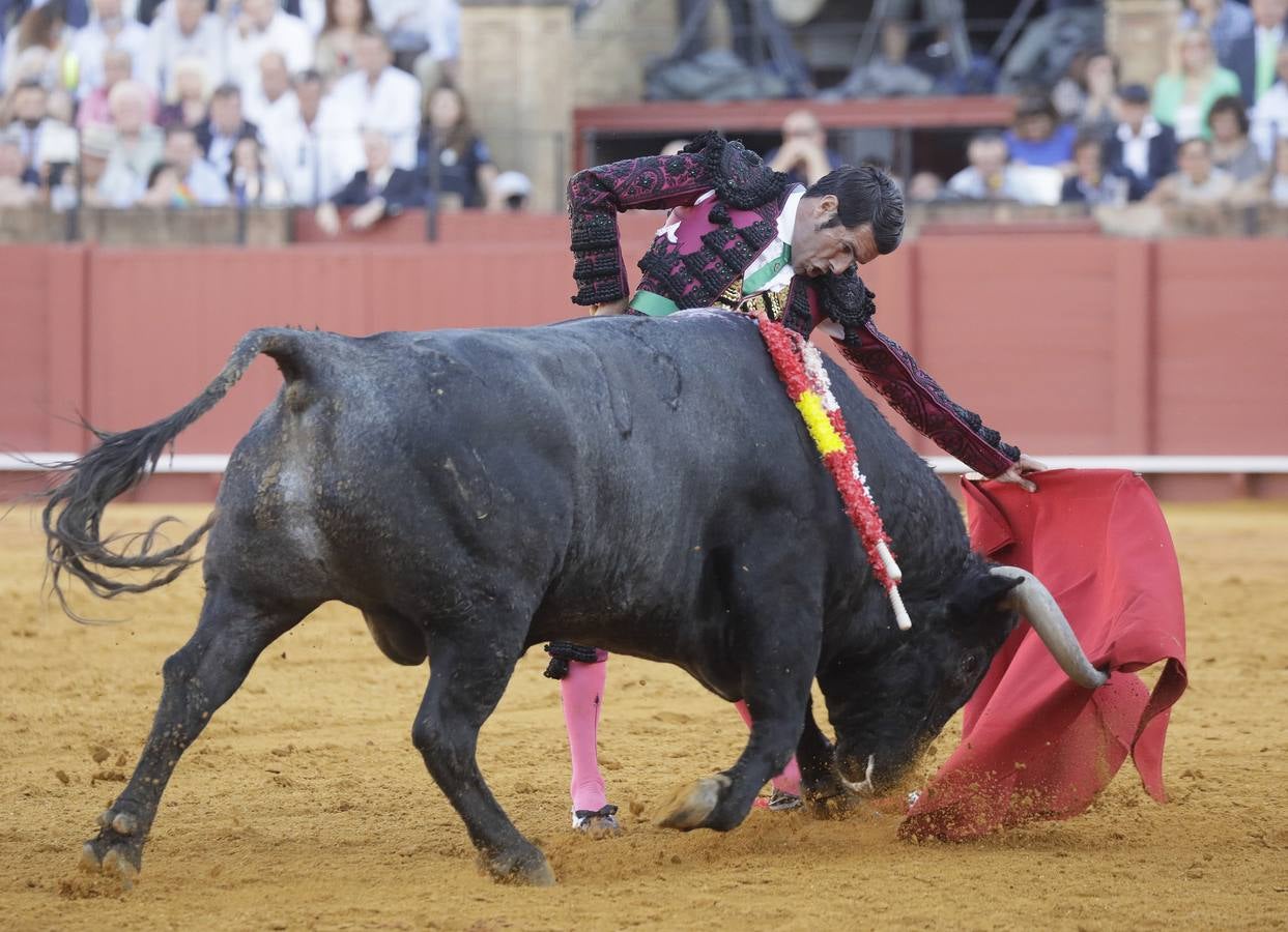 Faena de Emilio de Justo, en la plaza de toros de Sevilla