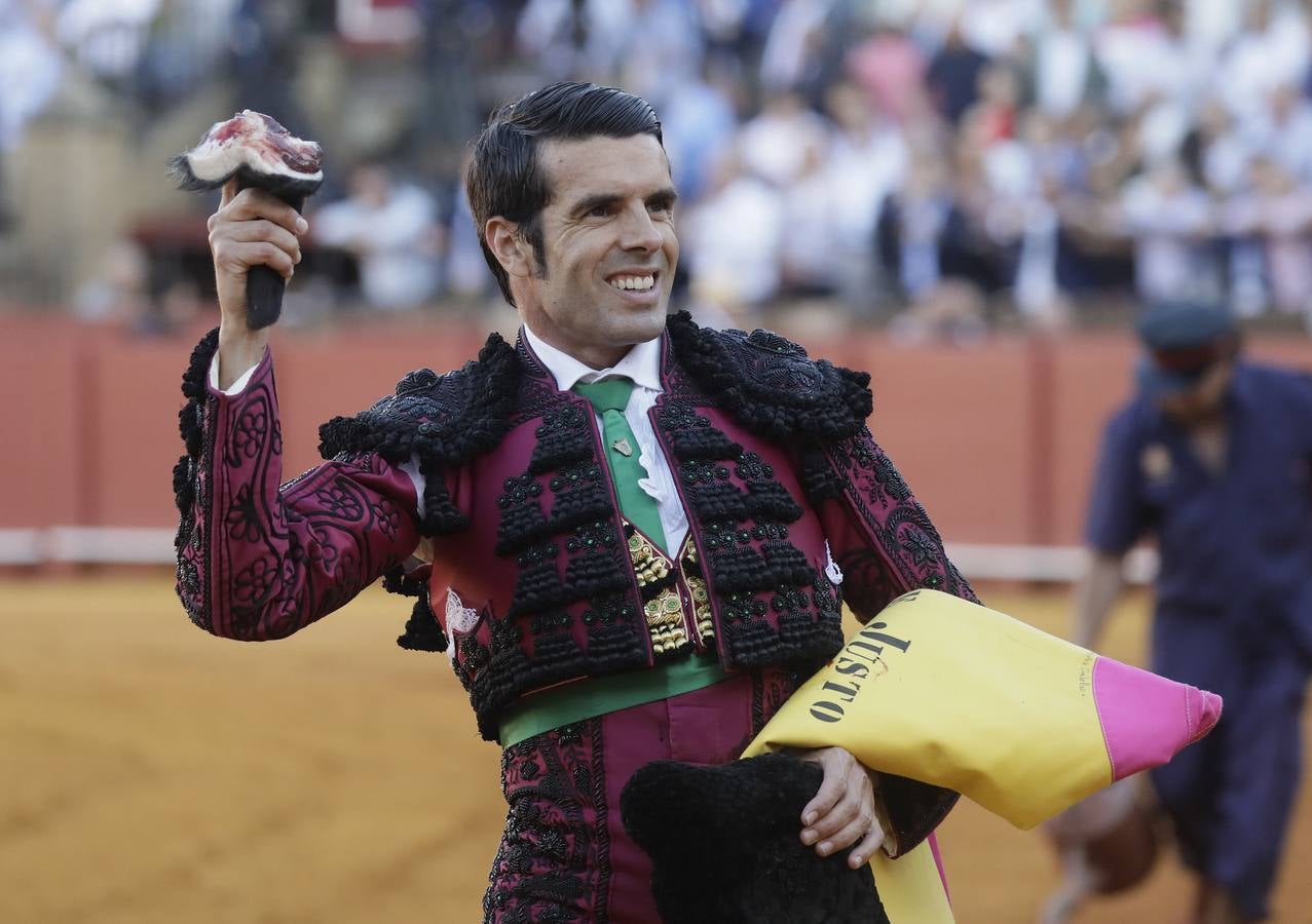  Emilio de Justo, con la oreja que le cortó a su primer toro de la corrida de este sábado en la plaza de toros de Sevilla