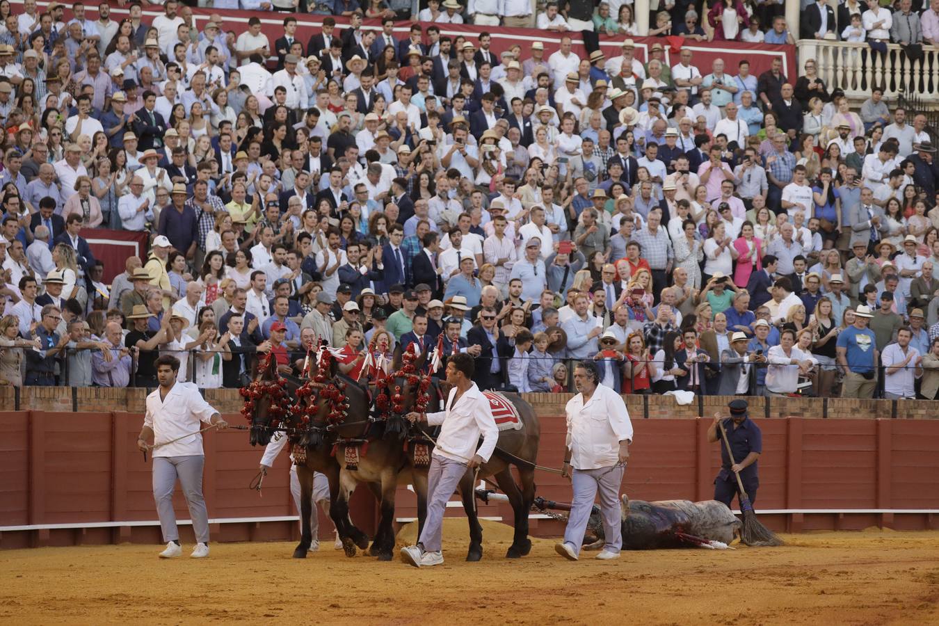 Faena de Manuel Escribano, en la plaza de toros de Sevilla