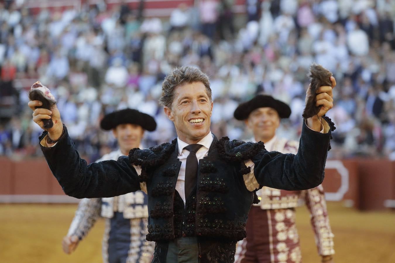 Manuel Escribano, con las dos orejas que ha cortado dos orejas en el quinto de la tarde en la plaza de toros de Sevilla