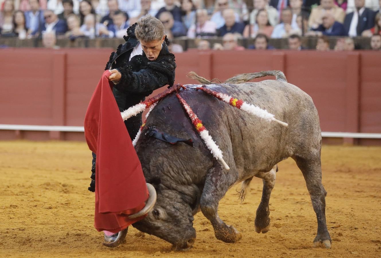 Faena de Manuel Escribano, en la plaza de toros de Sevilla