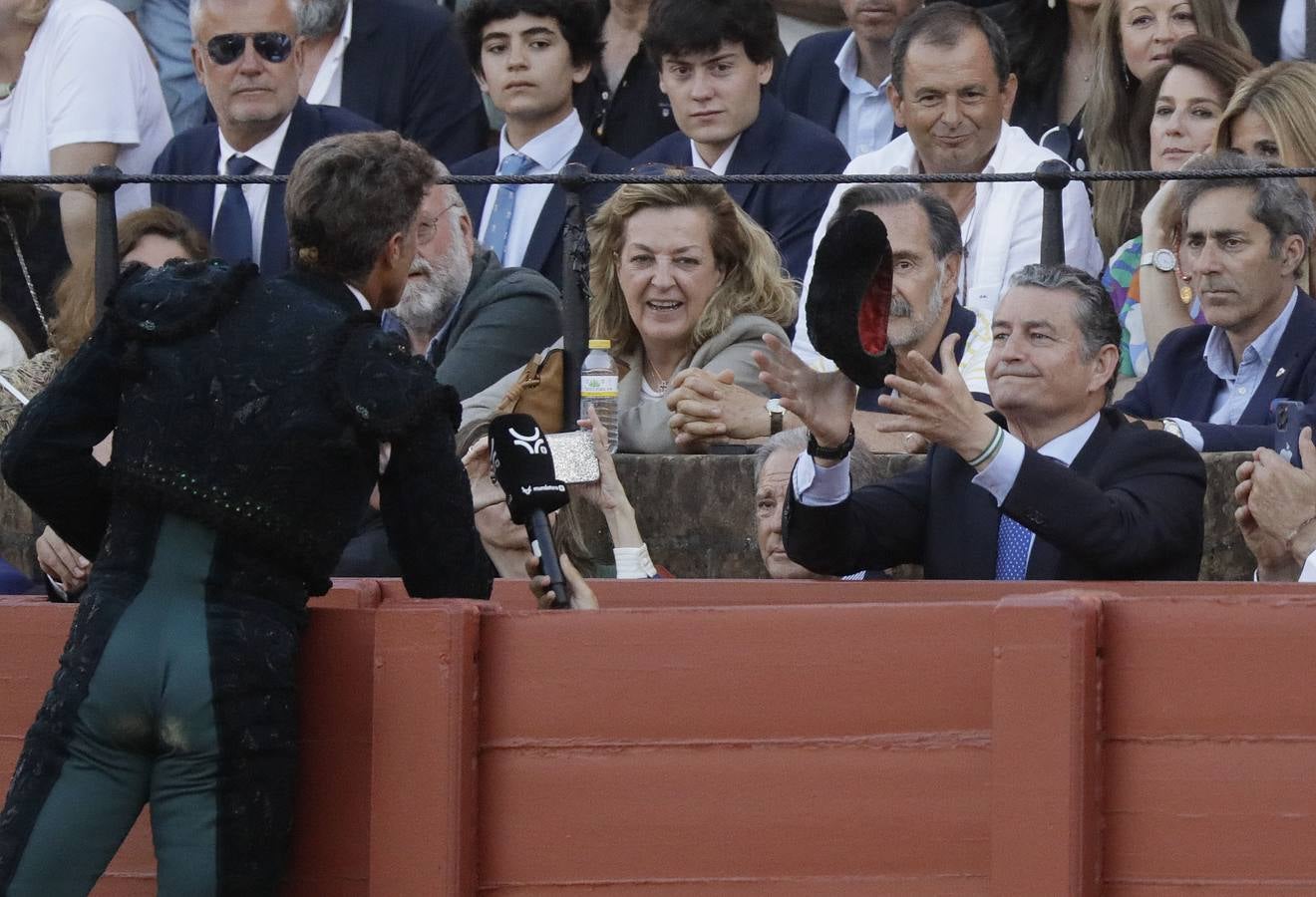 Faena de Manuel Escribano, en la plaza de toros de Sevilla