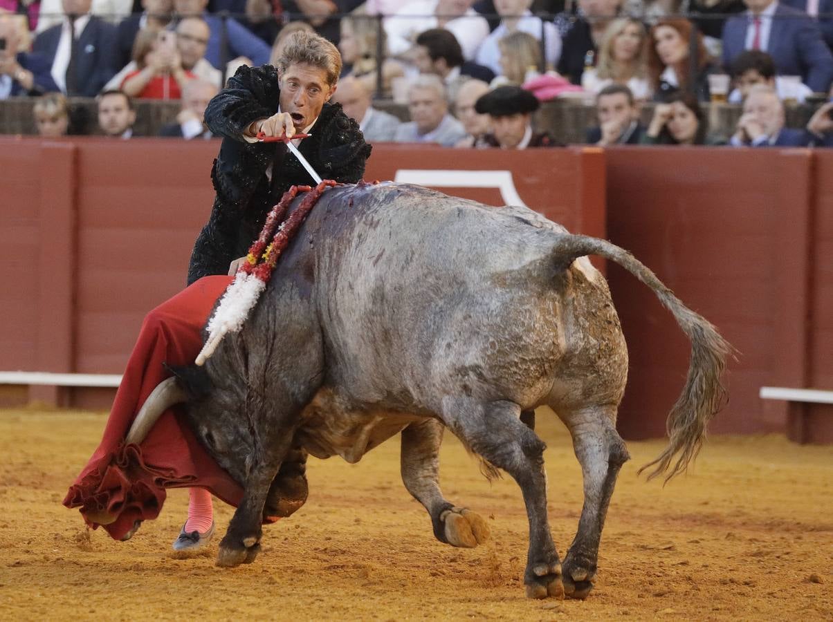 Faena de Manuel Escribano, en la plaza de toros de Sevilla