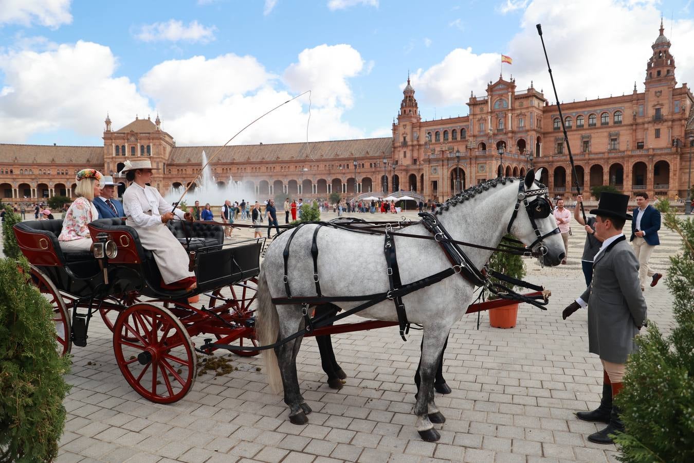 Participantes en el XI Campeonato Internacional de Enganches de Tradición (CIAT) y la Copa de Naciones, en la Plaza de España