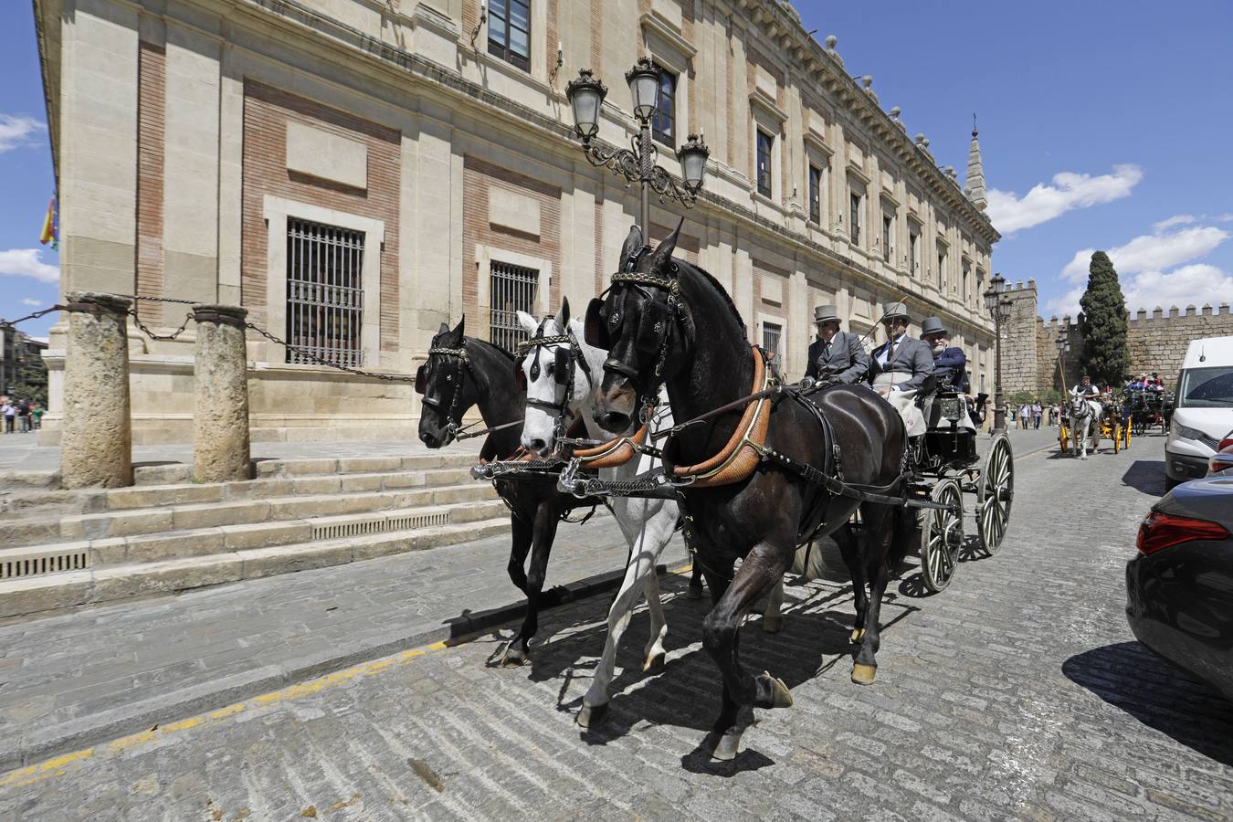 Participantes en el XI Campeonato Internacional de Enganches de Tradición (CIAT) y la Copa de Naciones, en la Plaza de España