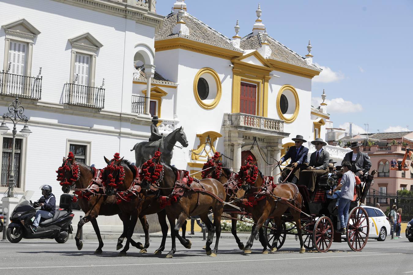 Participantes en el XI Campeonato Internacional de Enganches de Tradición (CIAT) y la Copa de Naciones, en la Plaza de España