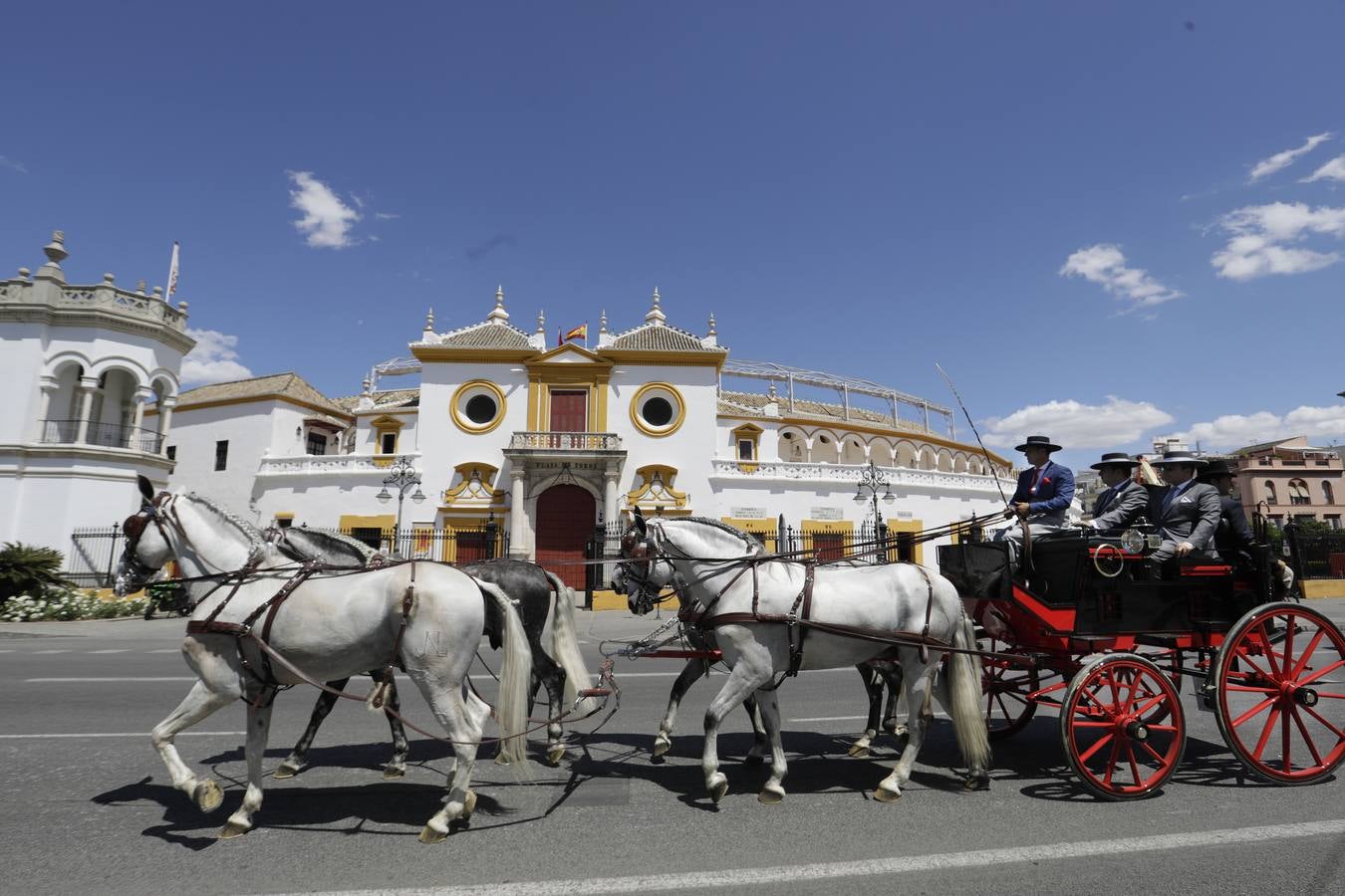 Participantes en el XI Campeonato Internacional de Enganches de Tradición (CIAT) y la Copa de Naciones, en la Plaza de España