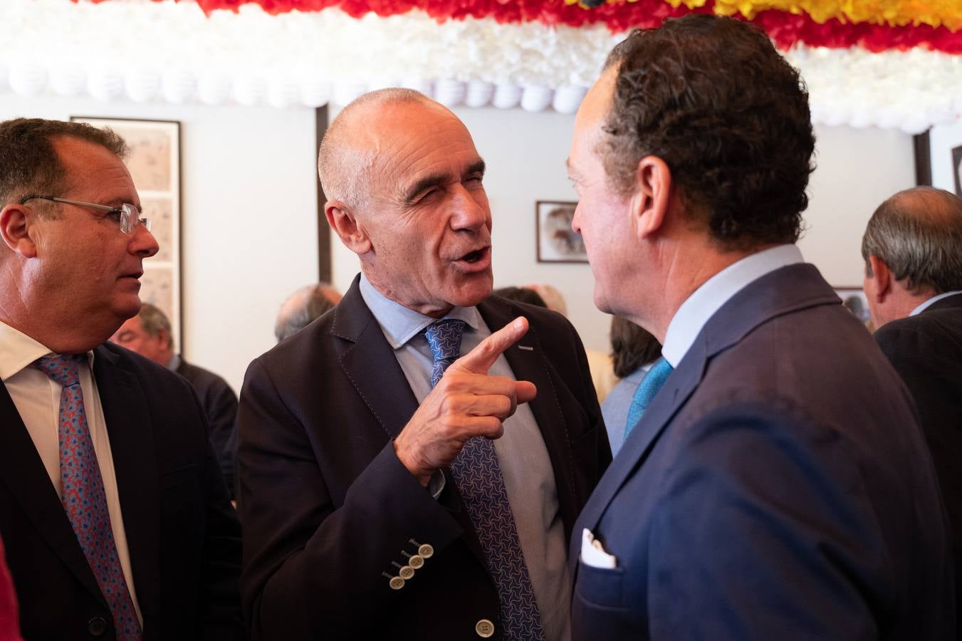 El alcalde de Sevilla, Antonio Muñoz, saluda a uno de los asistentes a la entrega del Premio taurino de Los 40