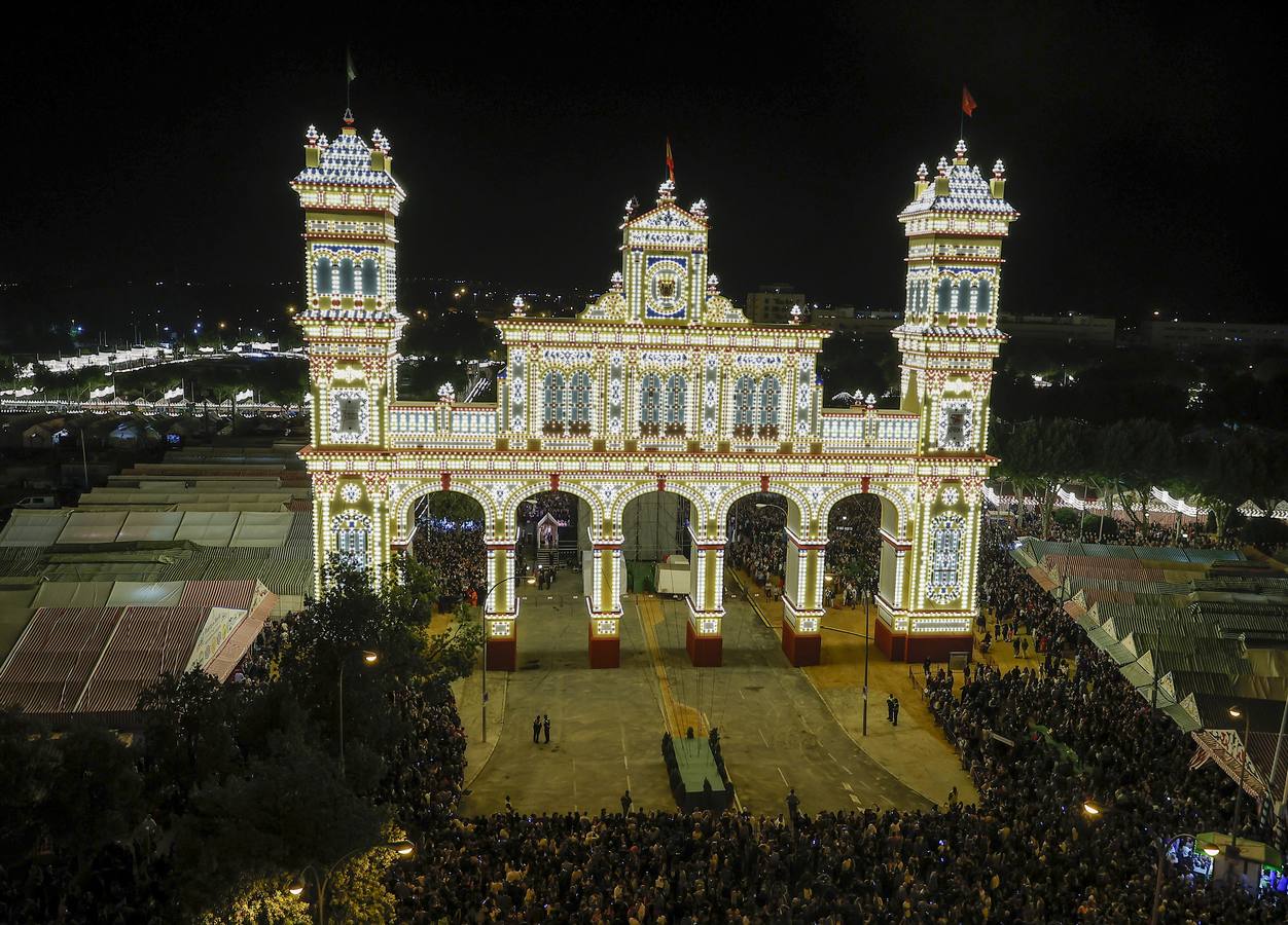 Momento del encendido del alumbrado del real de la Feria 2023