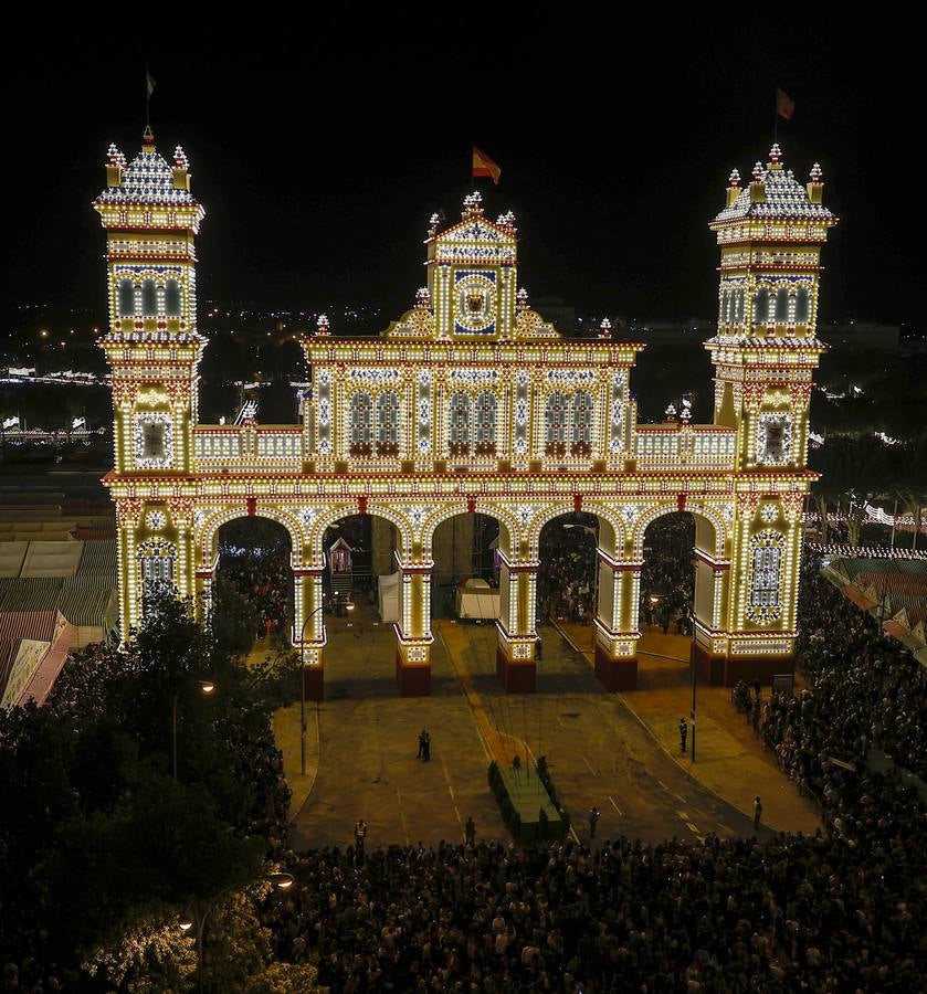 Momento del encendido del alumbrado del real de la Feria 2023
