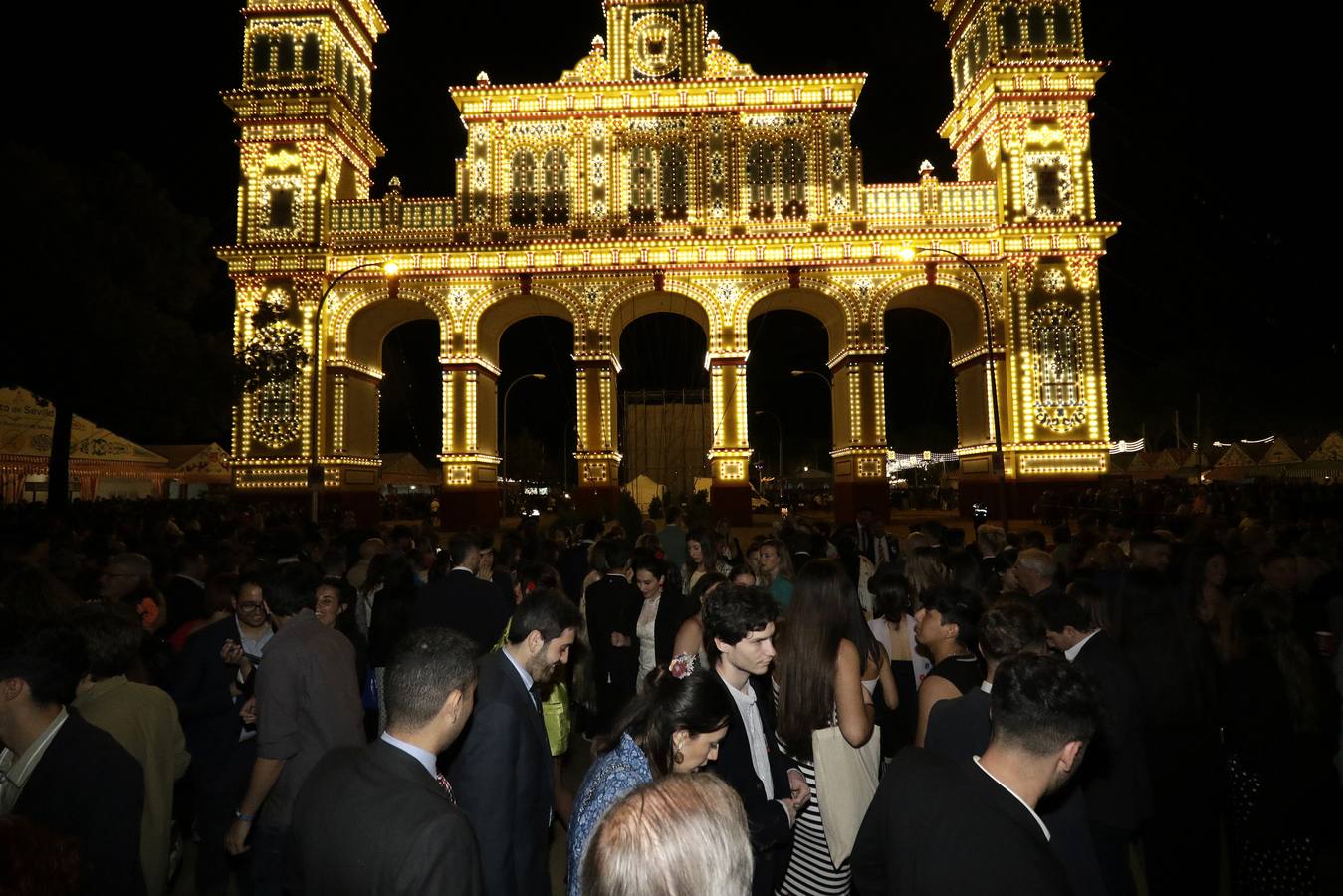 Momento del encendido del alumbrado del real de la Feria 2023