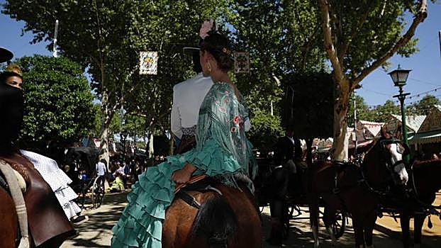 Ambiente familiar en el real durante el primer día oficial de la Feria