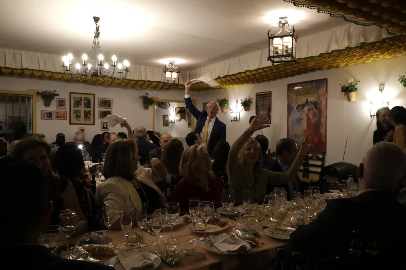 Ambiente festivo en la cena del pescaíto, solo enturbiado por la avería eléctrica que dejó sin luz algún tiempo a una parte del real