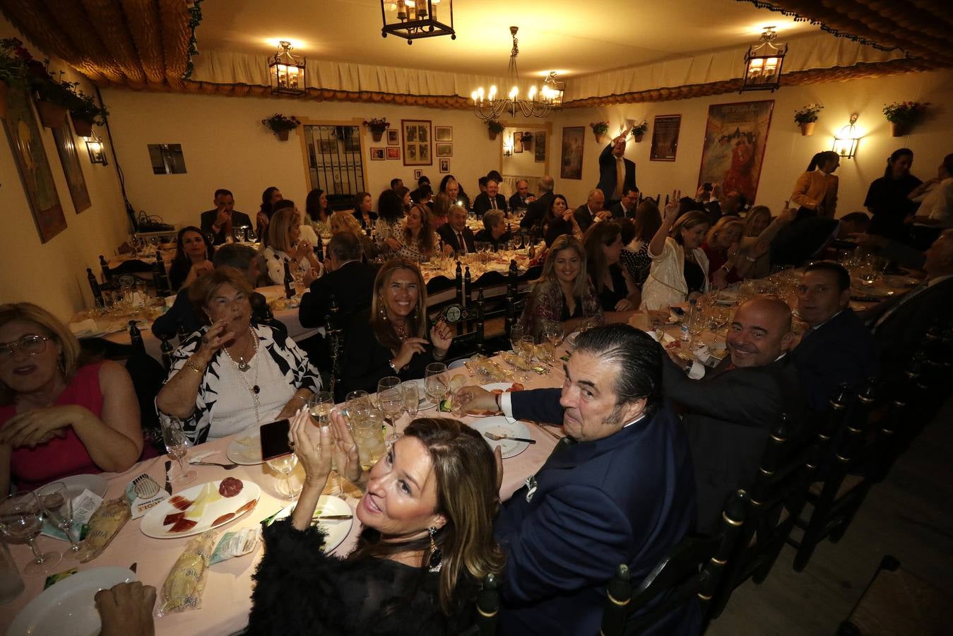 Ambiente festivo en la cena del pescaíto, solo enturbiado por la avería eléctrica que dejó sin luz algún tiempo a una parte del real