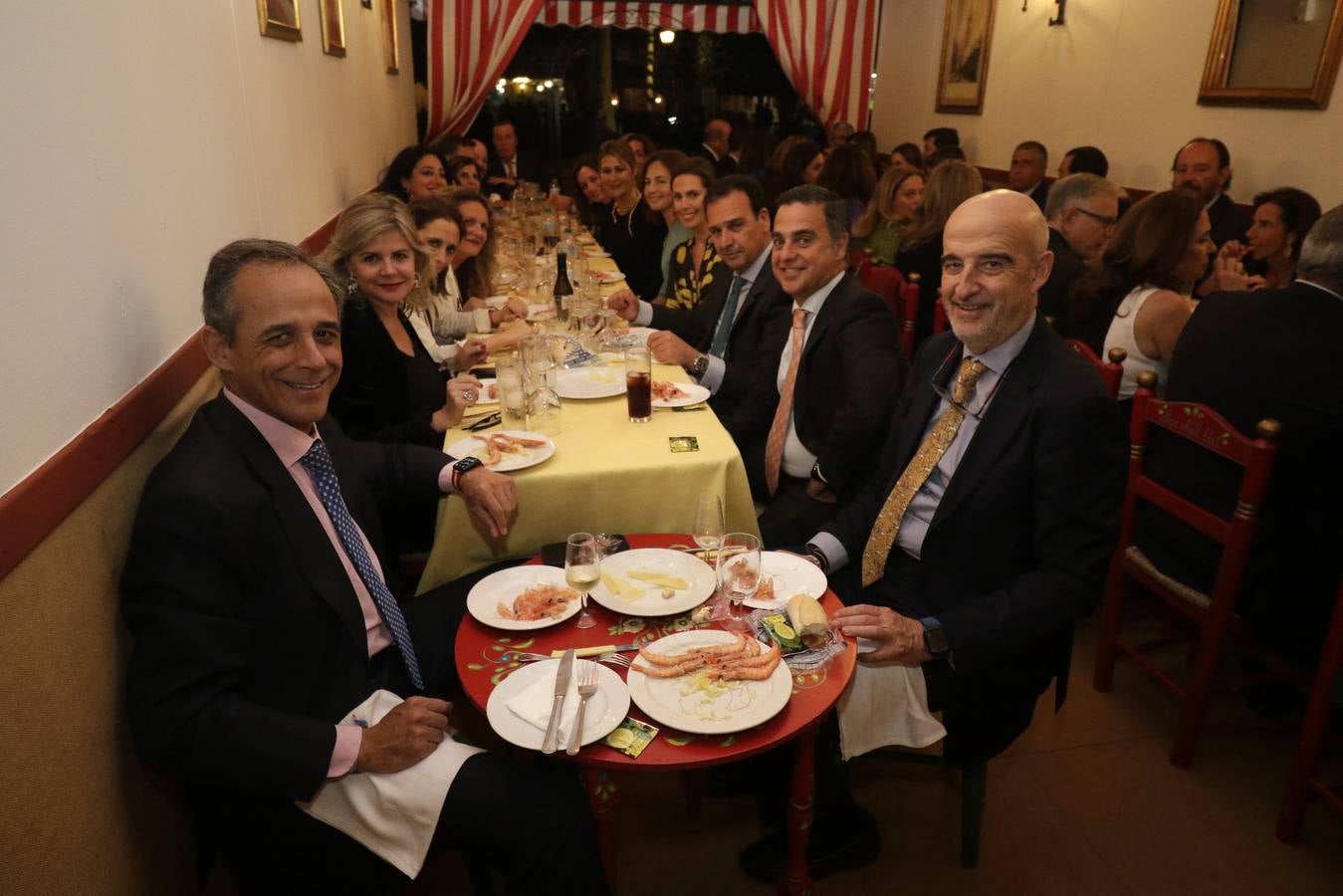 Ambiente festivo en la cena del pescaíto, solo enturbiado por la avería eléctrica que dejó sin luz algún tiempo a una parte del real