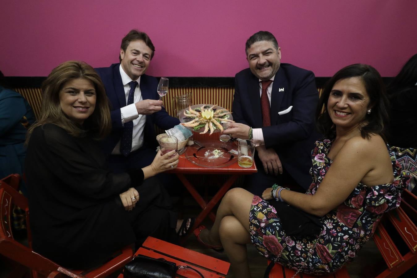 Ambiente festivo en la cena del pescaíto, solo enturbiado por la avería eléctrica que dejó sin luz algún tiempo a una parte del real