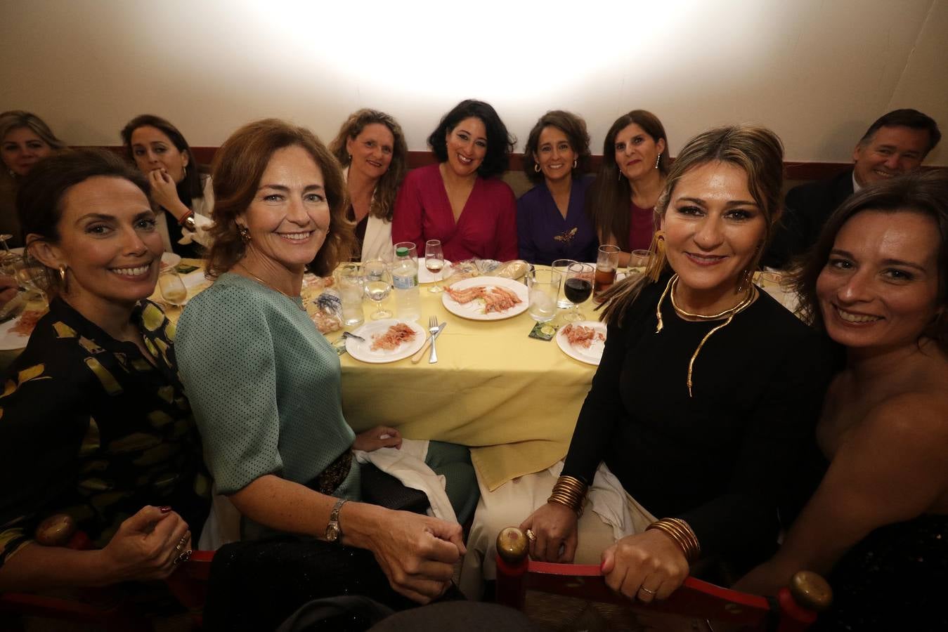 Ambiente festivo en la cena del pescaíto, solo enturbiado por la avería eléctrica que dejó sin luz algún tiempo a una parte del real