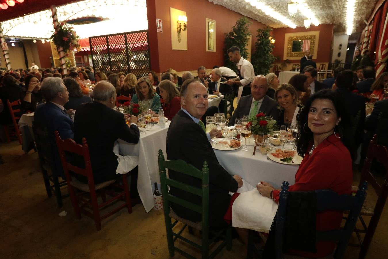 Ambiente festivo en la cena del pescaíto, solo enturbiado por la avería eléctrica que dejó sin luz algún tiempo a una parte del real