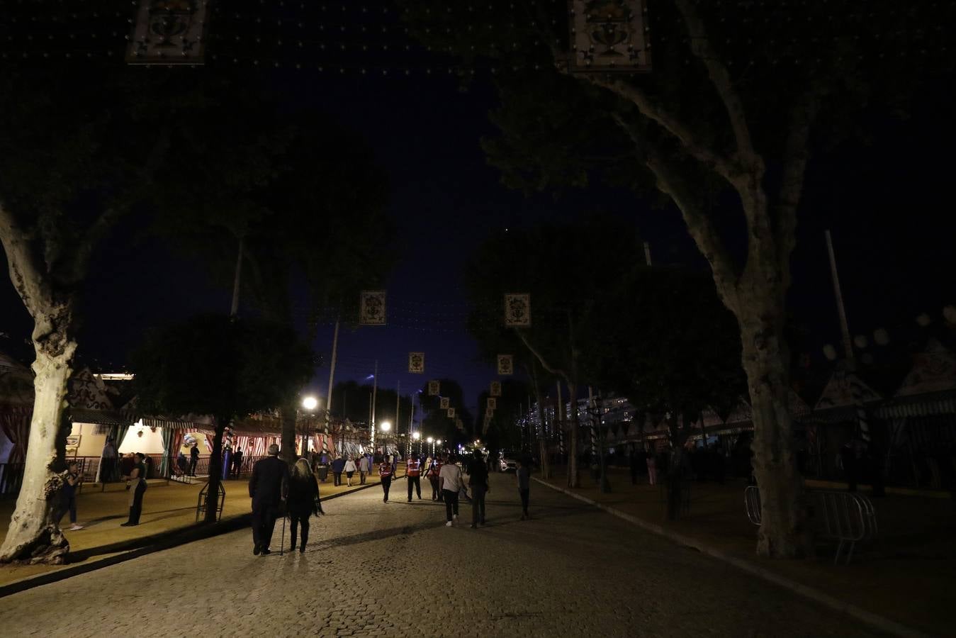 Ambiente festivo en la cena del pescaíto, solo enturbiado por la avería eléctrica que dejó sin luz algún tiempo a una parte del real