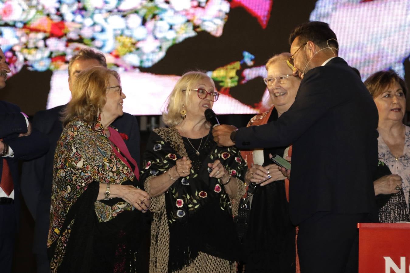 Ambiente festivo en la cena del pescaíto, solo enturbiado por la avería eléctrica que dejó sin luz algún tiempo a una parte del real