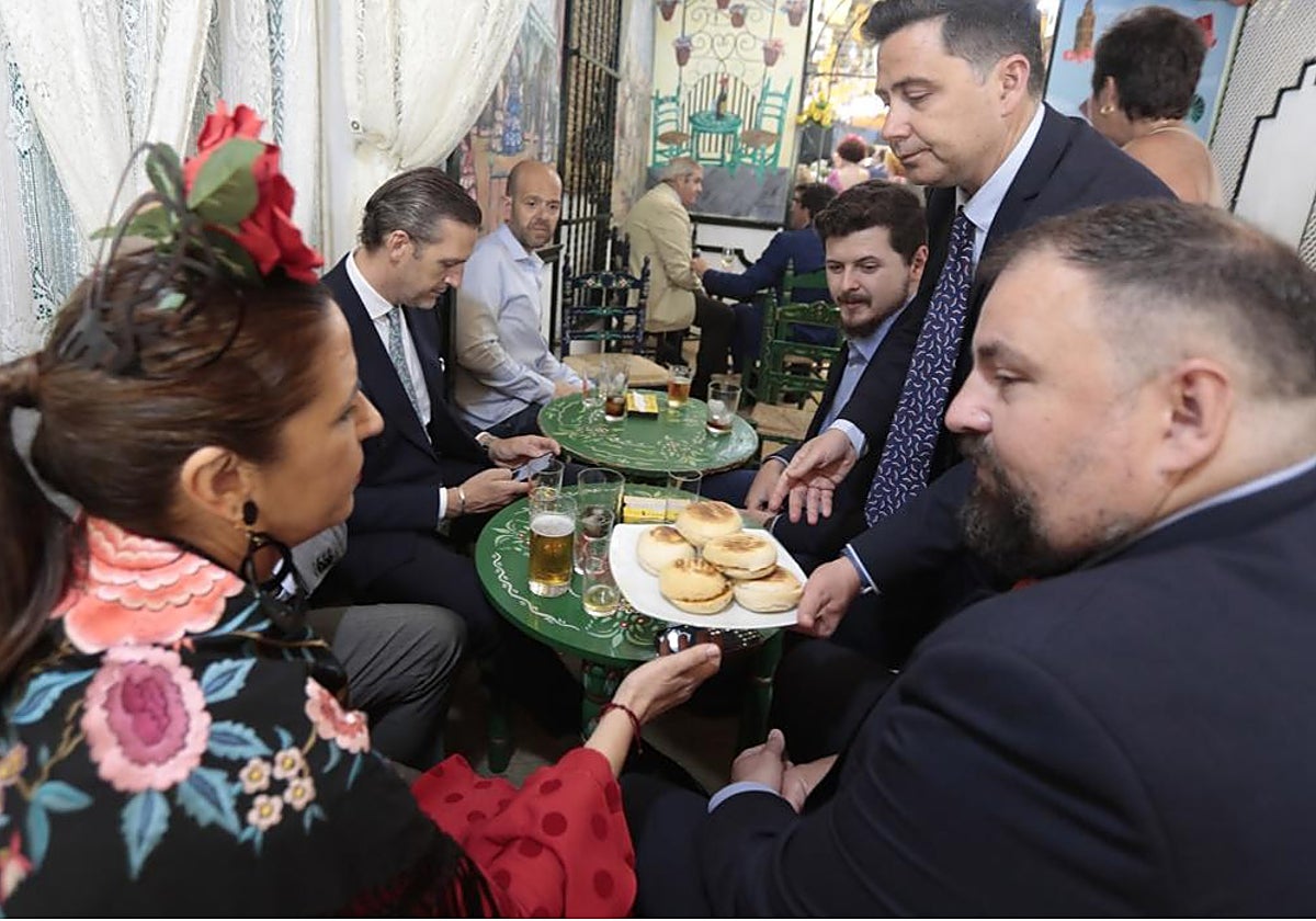 Feriantes en una caseta degustando unos montaditos