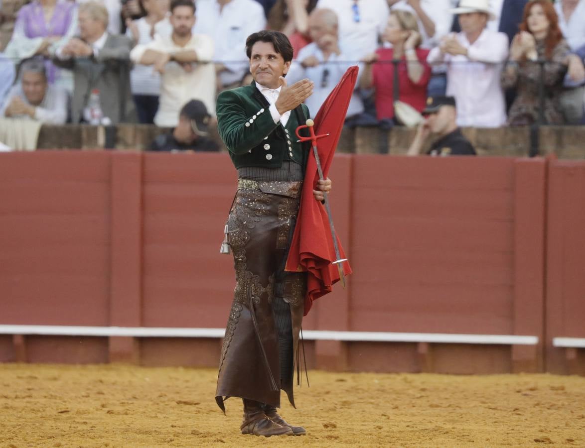 Diego Ventura saluda al público de la plaza de toros de Sevilla
