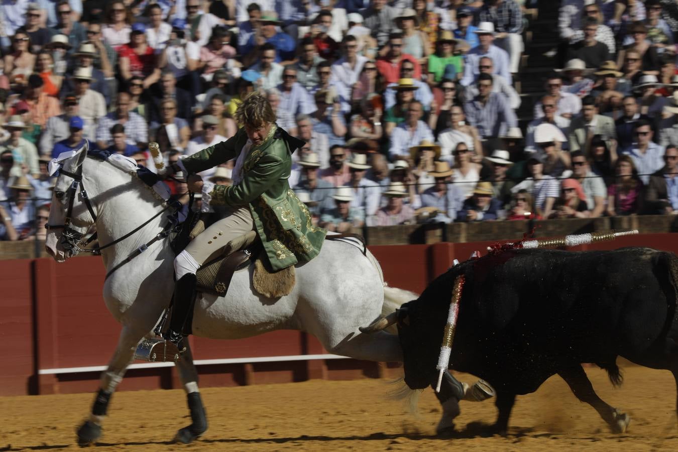 Faena de Rui Fernandes, este domingo 23 de abril en la plaza de toros de Sevilla