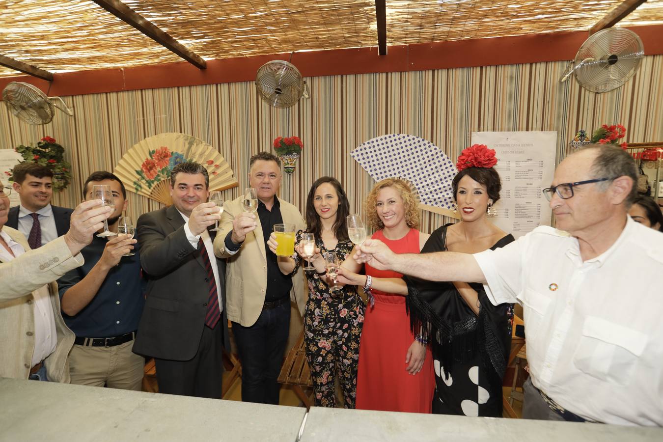 Ione Belarra, Susana Hornillo y Juan Antonio Delgado, junto a otros miembros de Izquierda Unida y Podemos, este domingo, en la Feria de Sevilla 2023