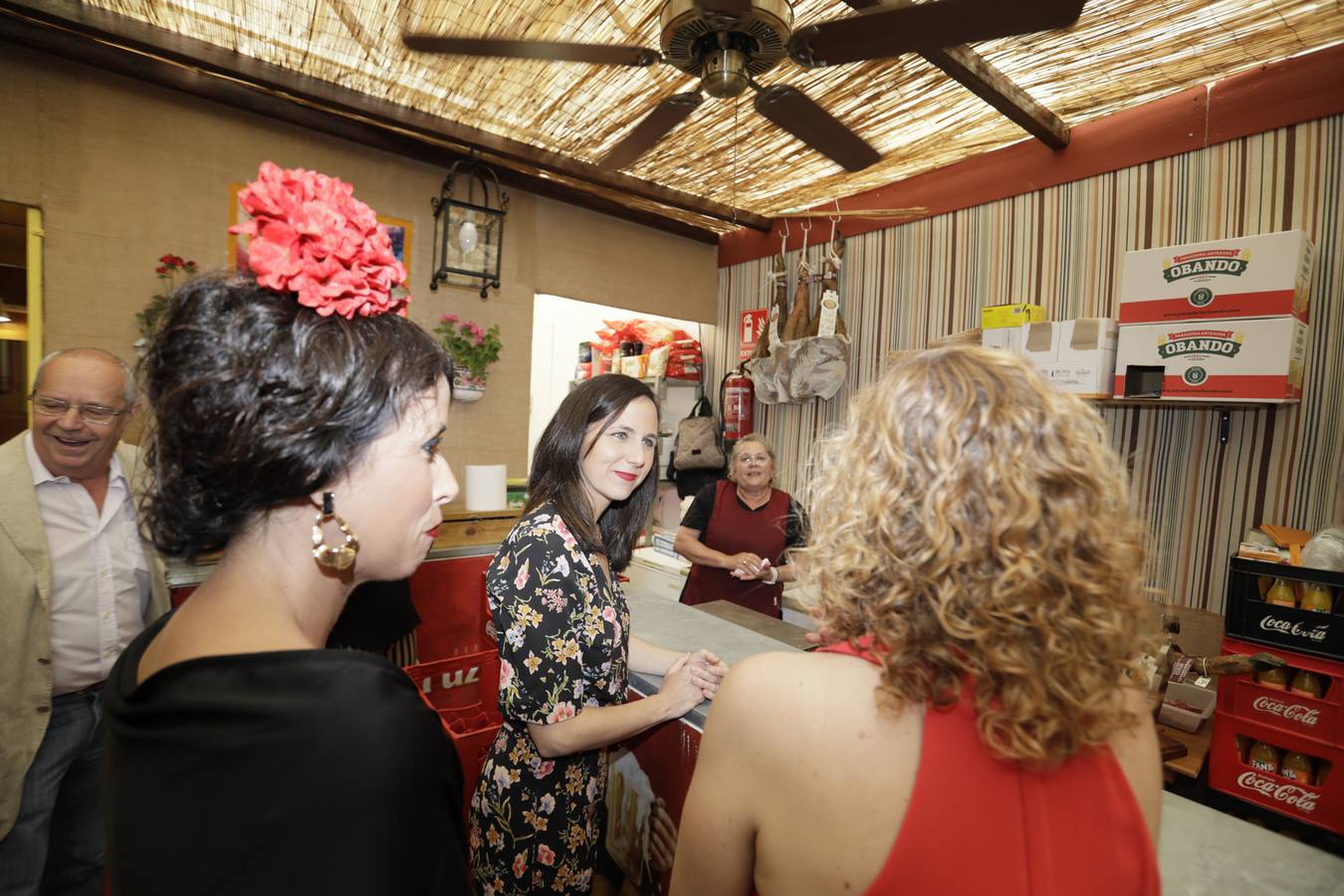 Ione Belarra, Susana Hornillo y Juan Antonio Delgado, junto a otros miembros de Izquierda Unida y Podemos, este domingo, en la Feria de Sevilla 2023