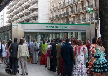 Grandes colas para acceder al real de la Feria de Sevilla y para utilizar los transportes públicos