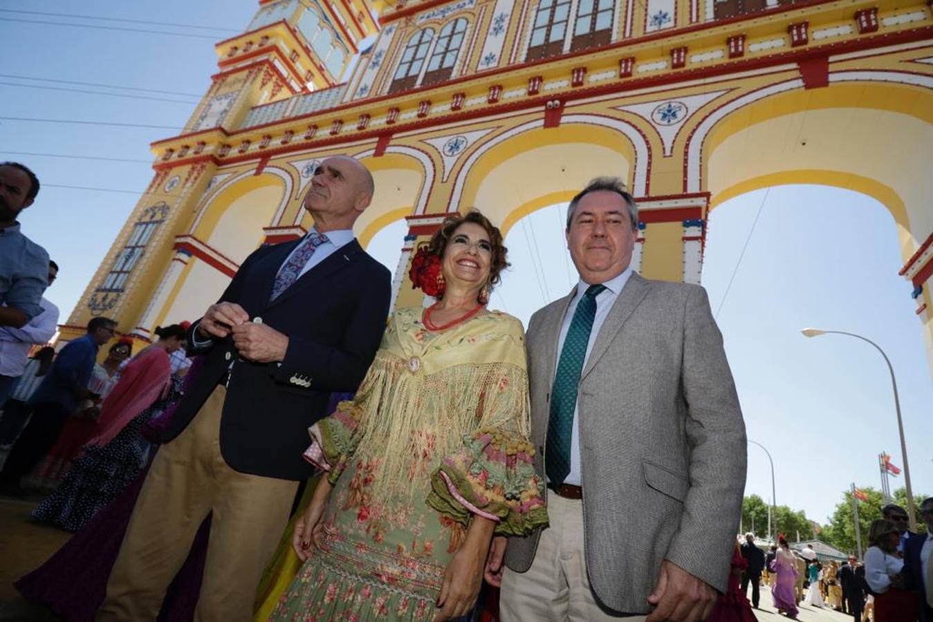 Antonio Muñoz, María Jesús Montero y Juan Espadas, este domingo, en la portada de la Feria de Sevilla 2023