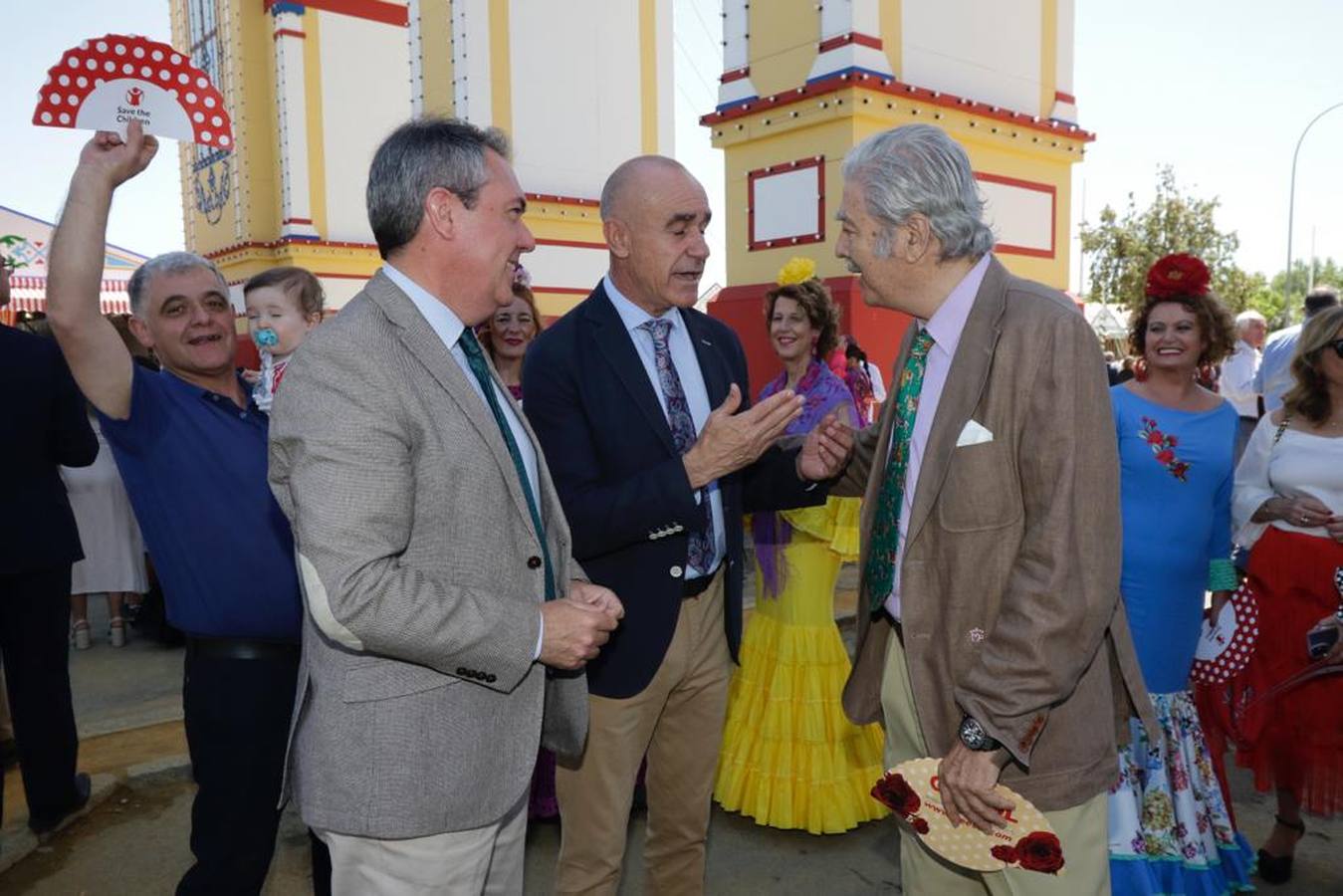 Antonio Muñoz, María Jesús Montero y Juan Espadas, este domingo, en la portada de la Feria de Sevilla 2023