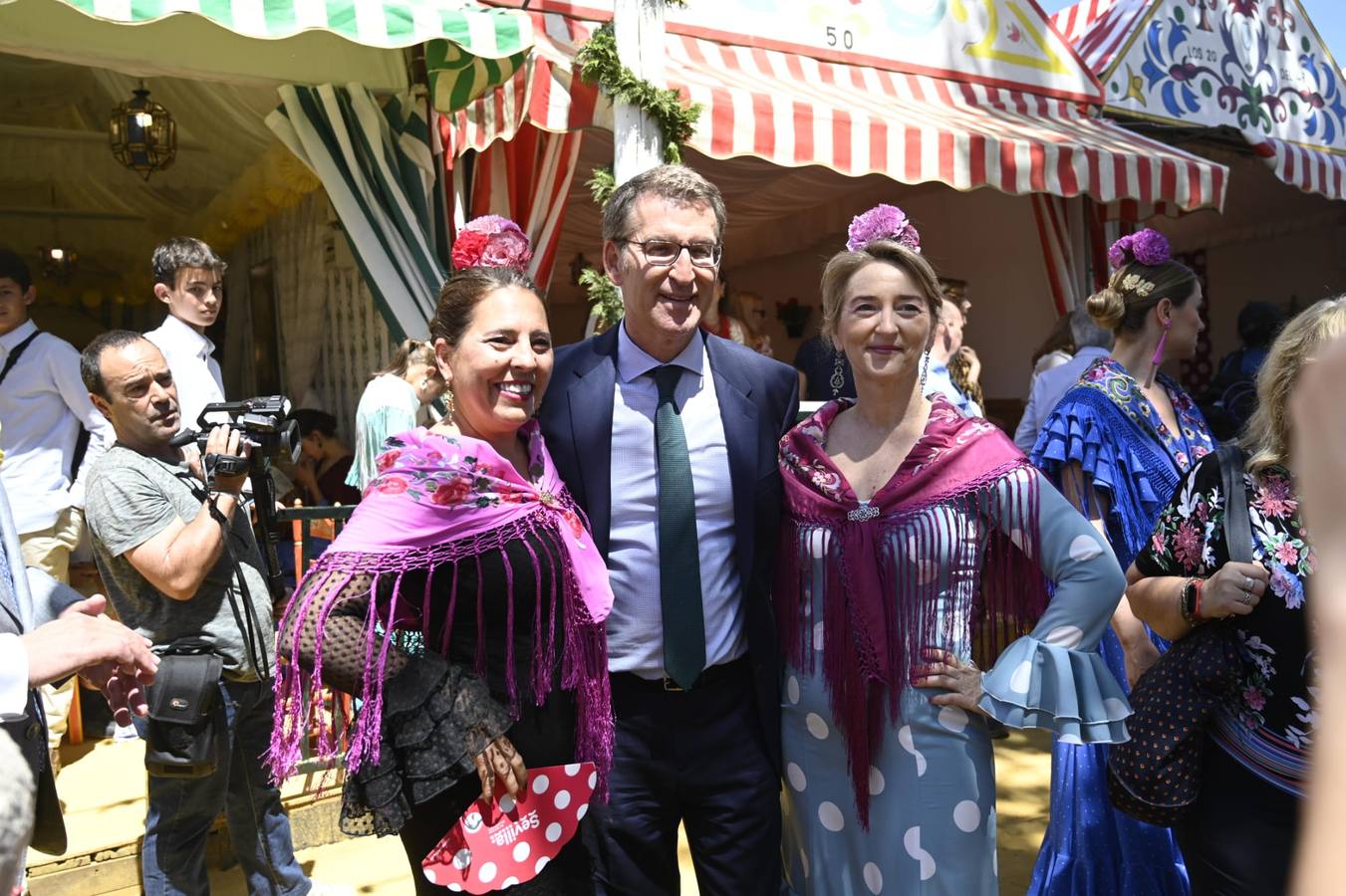 Patricia del Pozo, Juanma Moreno, Alberto Núñez Feijóo, José Luis San y Minerva Salas, pasean y saludan a diferentes personas en el real de la Feria de Sevilla 2023