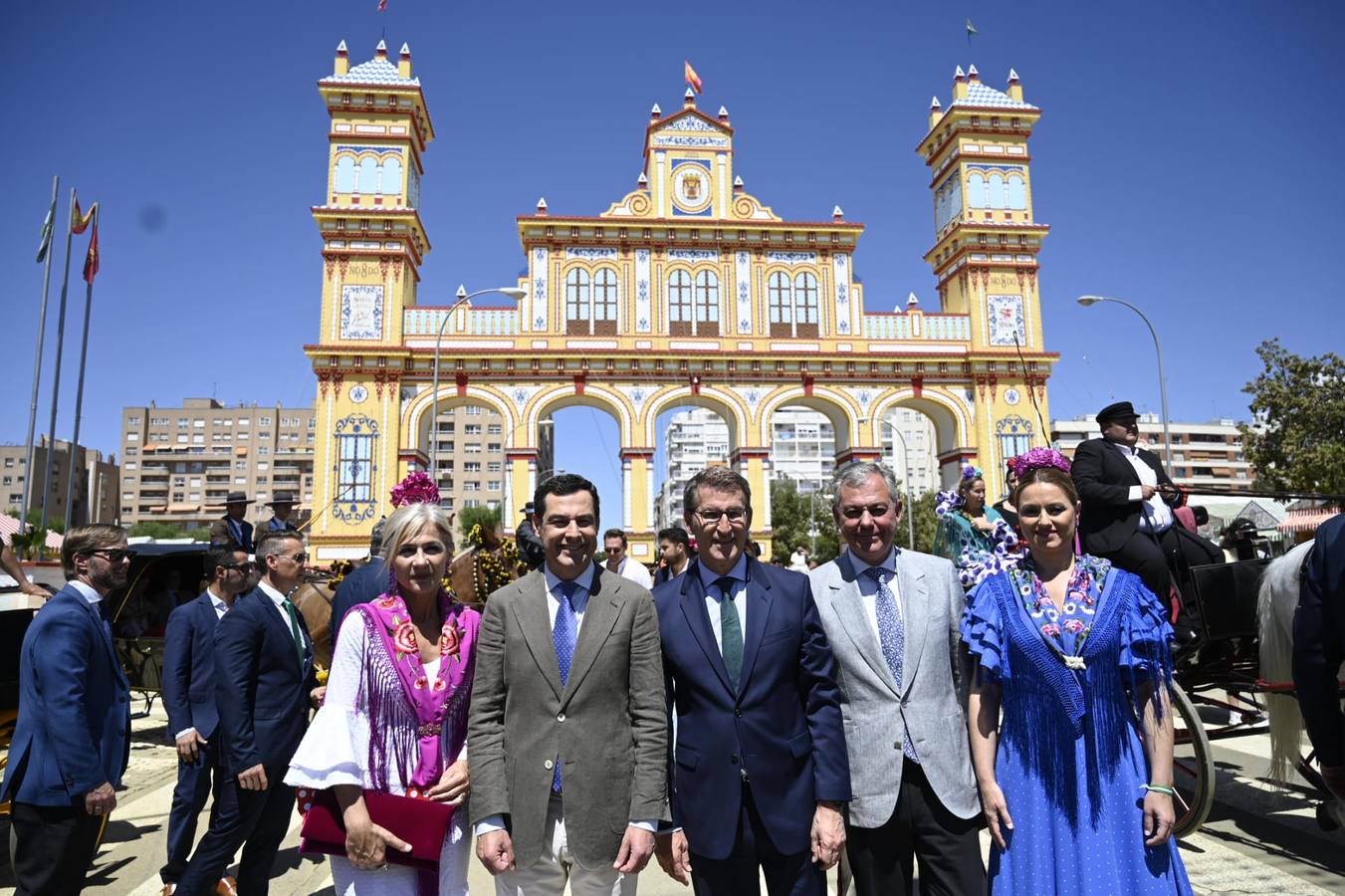 Patricia del Pozo, Juanma Moreno, Alberto Núñez Feijóo, José Luis San y Minerva Salas, pasean y saludan a diferentes personas en el real de la Feria de Sevilla 2023