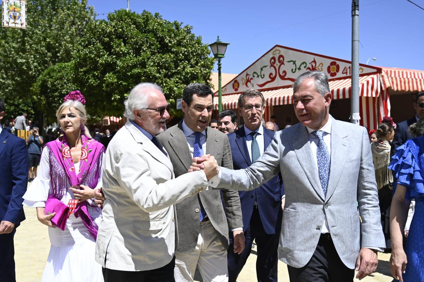 Patricia del Pozo, Juanma Moreno, Alberto Núñez Feijóo, José Luis San y Minerva Salas, pasean y saludan a diferentes personas en el real de la Feria de Sevilla 2023