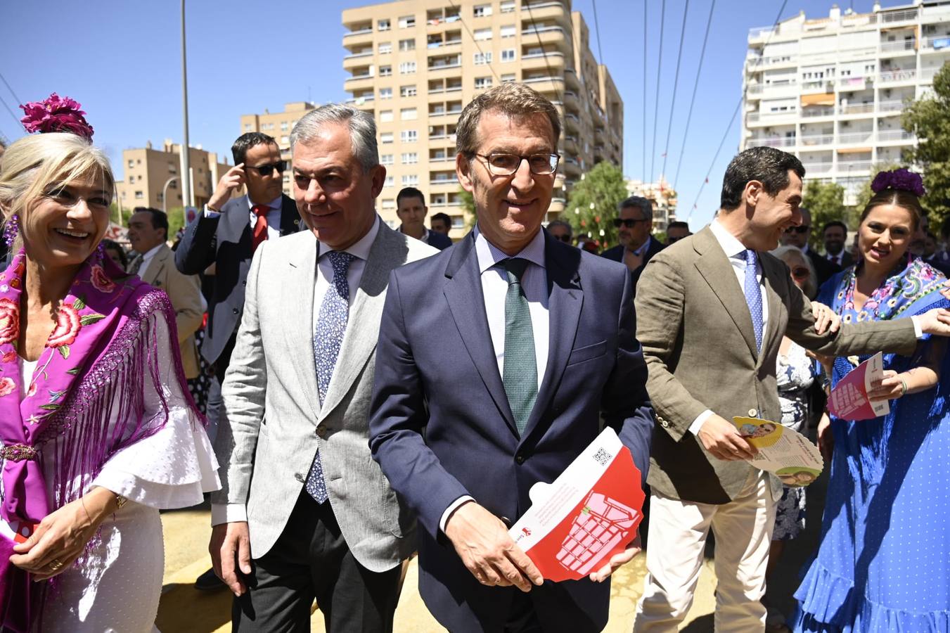 Patricia del Pozo, Juanma Moreno, Alberto Núñez Feijóo, José Luis San y Minerva Salas, pasean y saludan a diferentes personas en el real de la Feria de Sevilla 2023