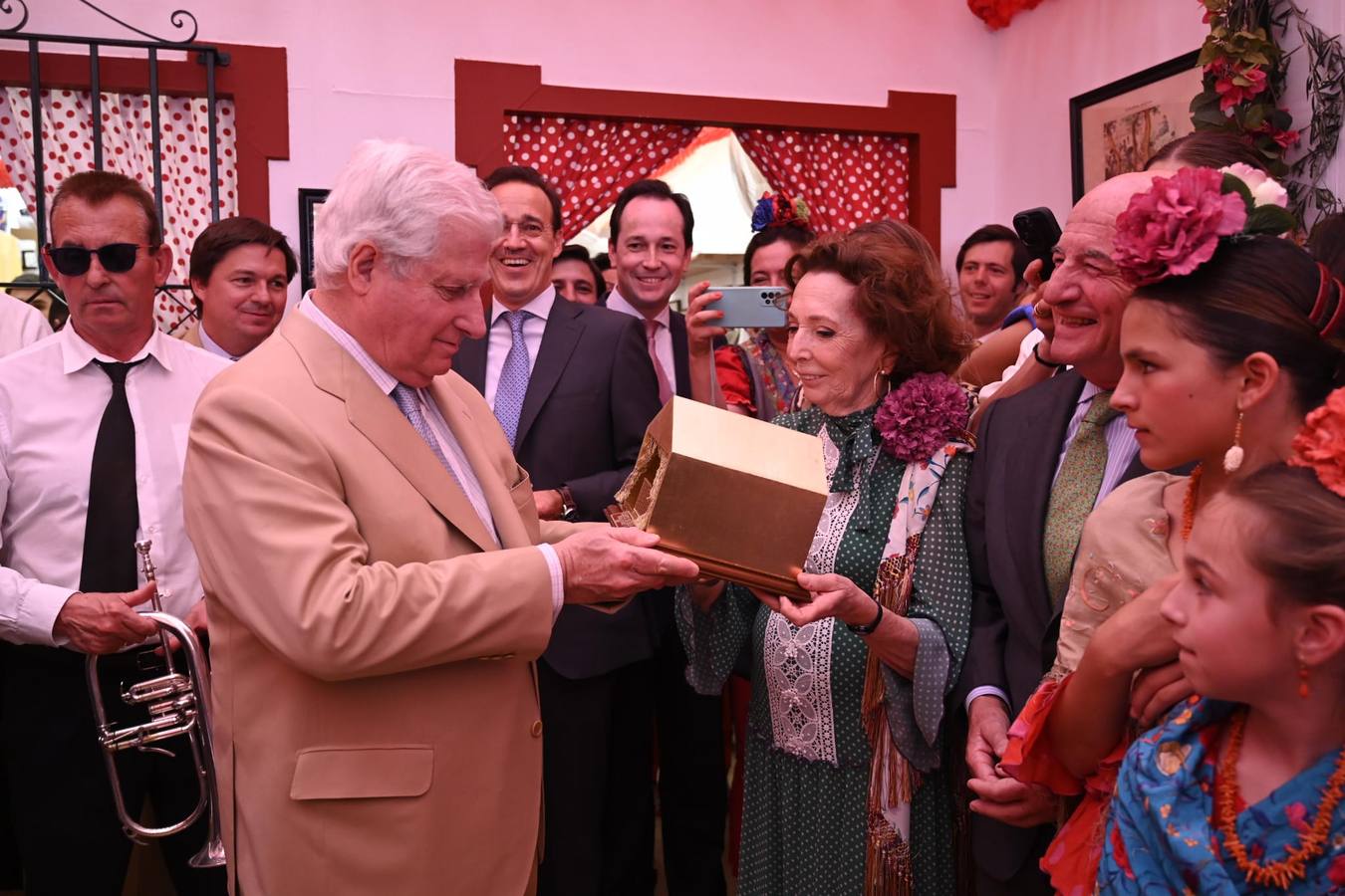 Enrique Moreno de la Cova y Beatriz Valdenebro, marquesa de Torres de la Pressa, han galardonado este domingo a Carlos Fitz-James Stuart y Martínez de Irujo, Duque de Alba, y a su fundación, con la 'XXIV Caseta de oro'