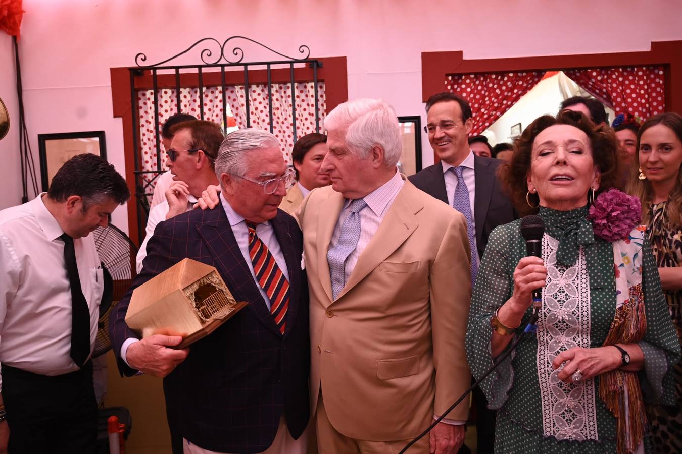 Enrique Moreno de la Cova y Beatriz Valdenebro, marquesa de Torres de la Pressa, han galardonado este domingo a Carlos Fitz-James Stuart y Martínez de Irujo, Duque de Alba, y a su fundación, con la 'XXIV Caseta de oro'