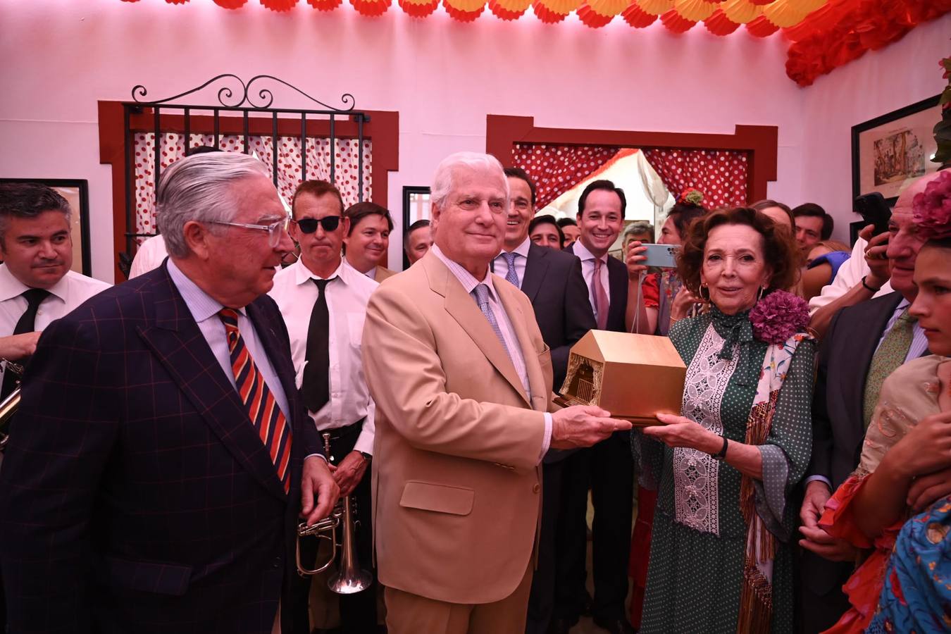 Enrique Moreno de la Cova y Beatriz Valdenebro, marquesa de Torres de la Pressa, han galardonado este domingo a Carlos Fitz-James Stuart y Martínez de Irujo, Duque de Alba, y a su fundación, con la 'XXIV Caseta de oro'