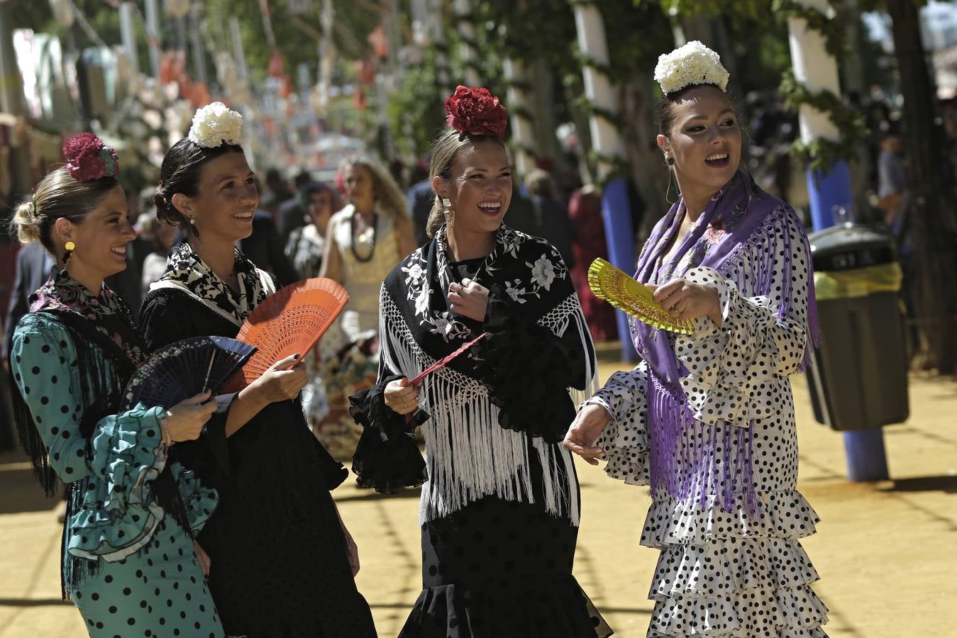 Calor y multitudes este lunes en el real de la Feria