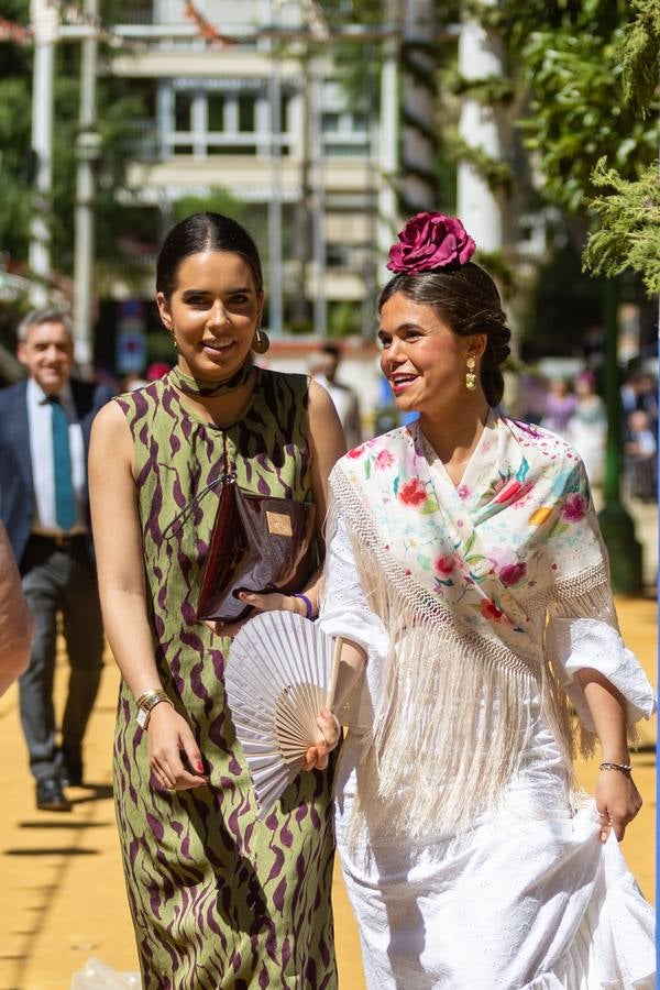 Calor y multitudes este lunes en el real de la Feria